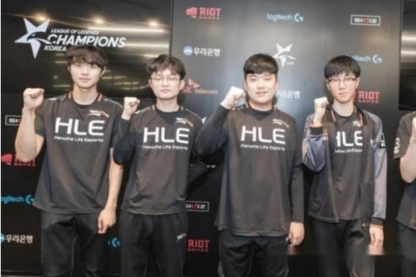 而西蒙斯的 而西蒙斯的